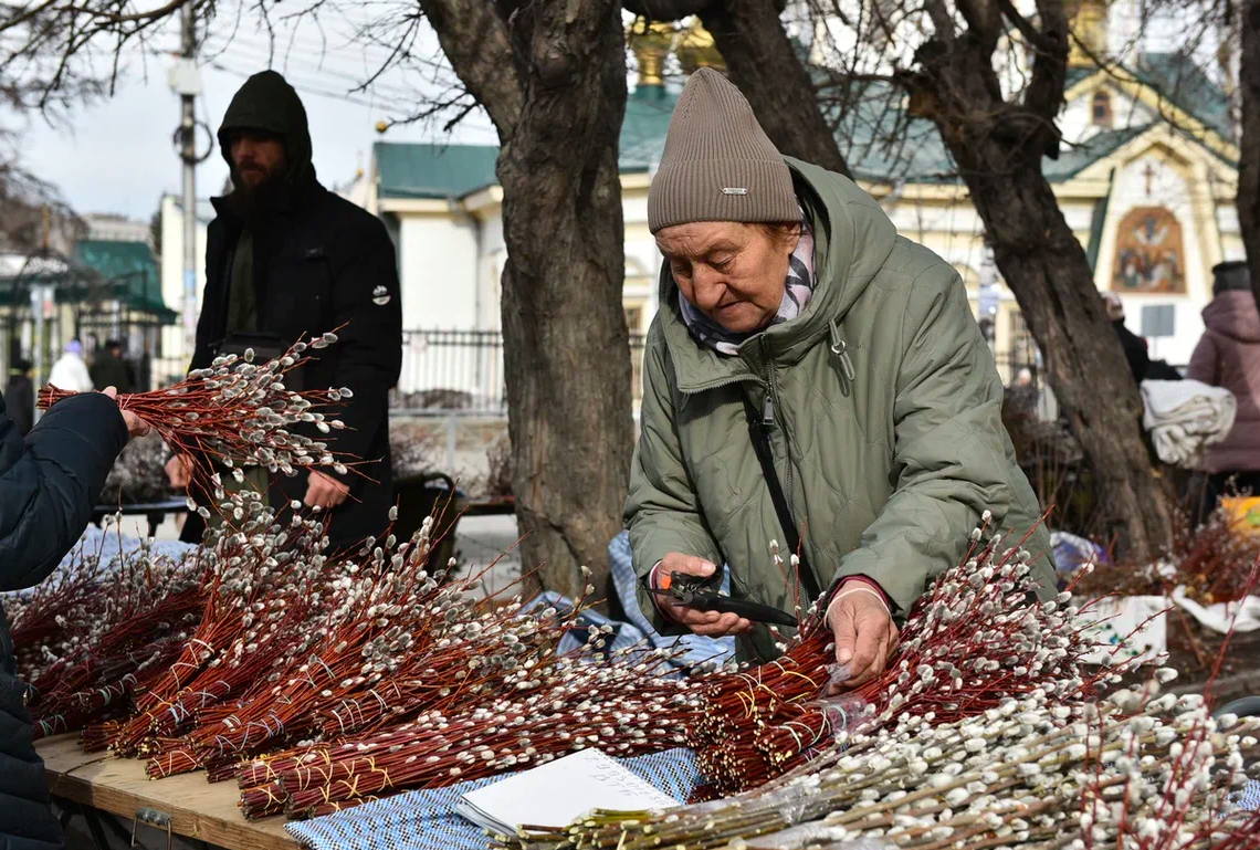 Фото Вербное воскресенье в Новосибирске: сотни горожан собрались на службу в Вознесенском соборе 15